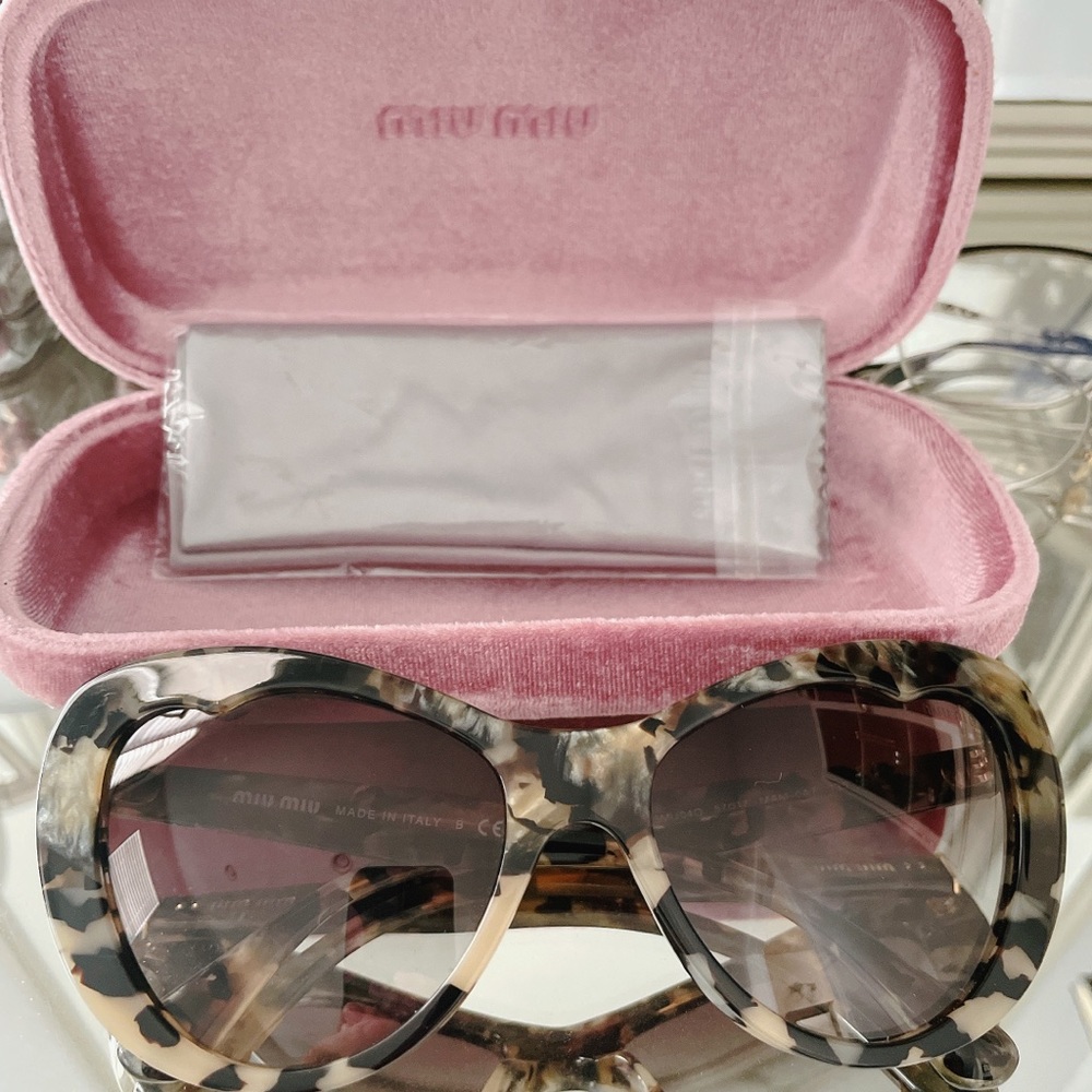 Sold｜99% new！MiuMiu Opaque Gradient，black lenses Artste Sunglasses